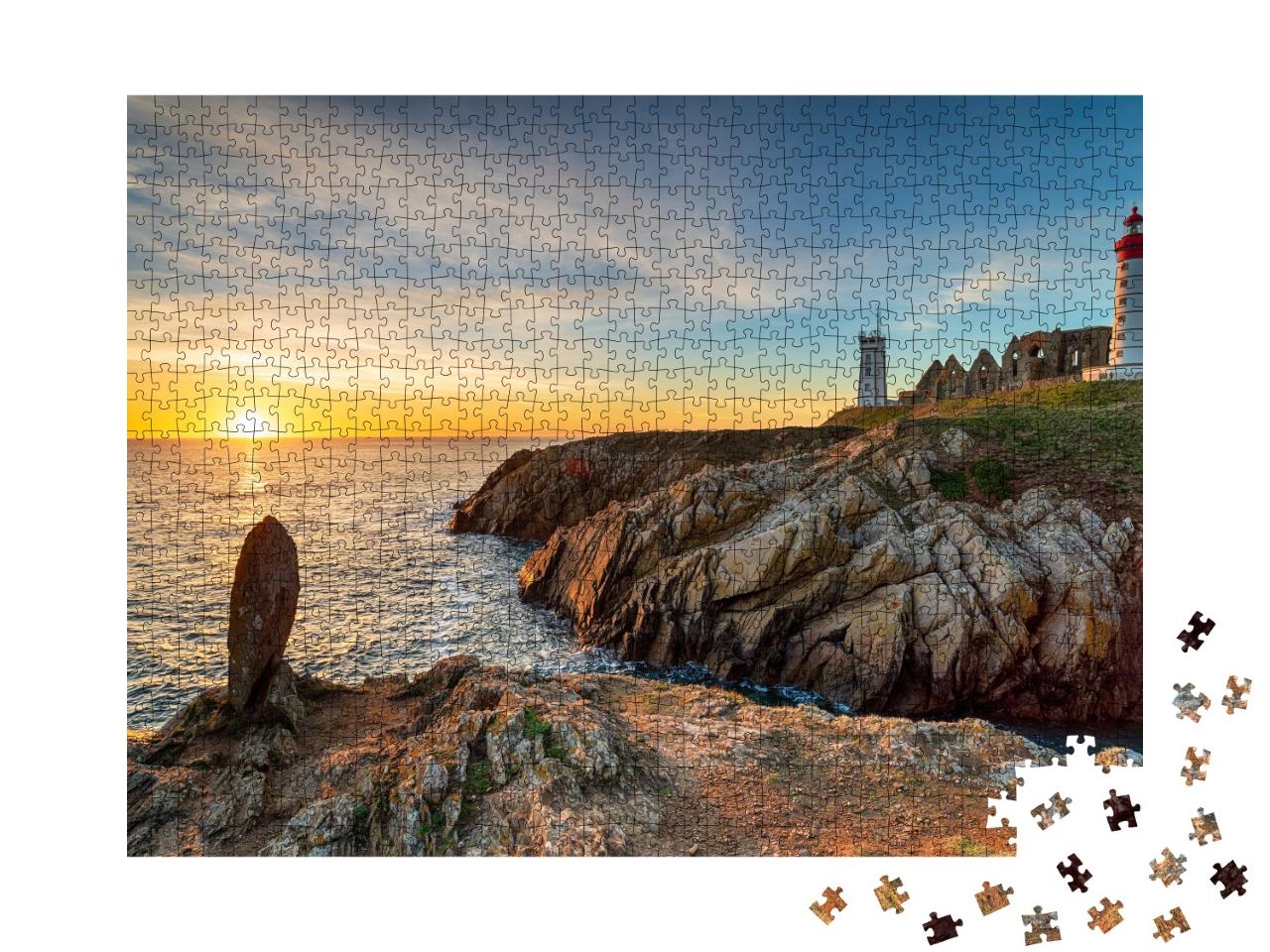 Puzzle de 1000 pièces « Beau coucher de soleil sur le phare de Saint Mathieu sur la côte bretonne près de Brest »