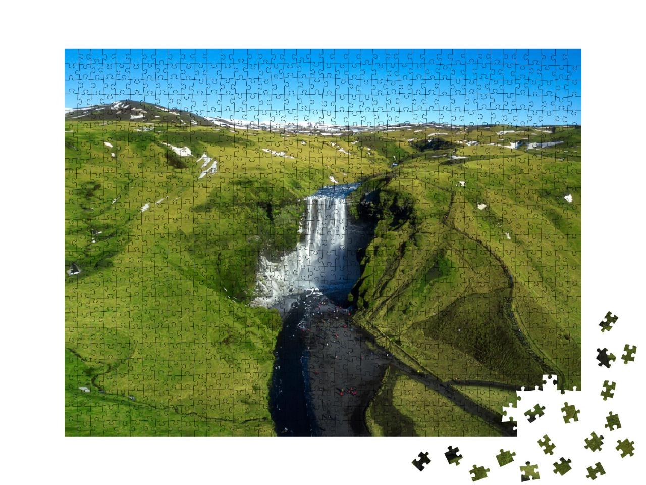 Puzzle de 1000 pièces « Célèbres chutes d'eau : Skogafoss au milieu de l'Islande, vue aérienne »