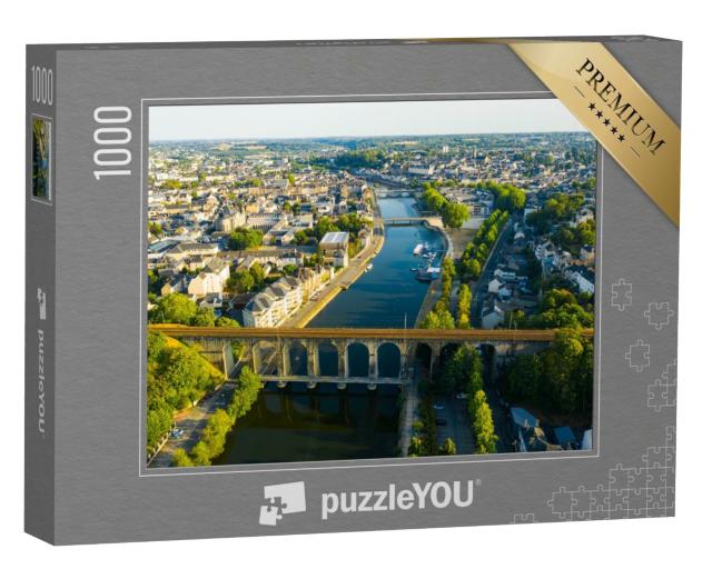 Puzzle de 1000 pièces « Vue aérienne de la ville de Laval dans le département de la Mayenne, ouest de la France »