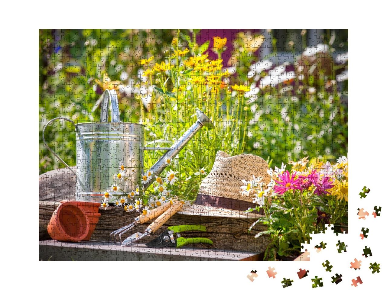 Puzzle de 1000 pièces « Outils de jardinage et chapeau de paille dans le jardin »