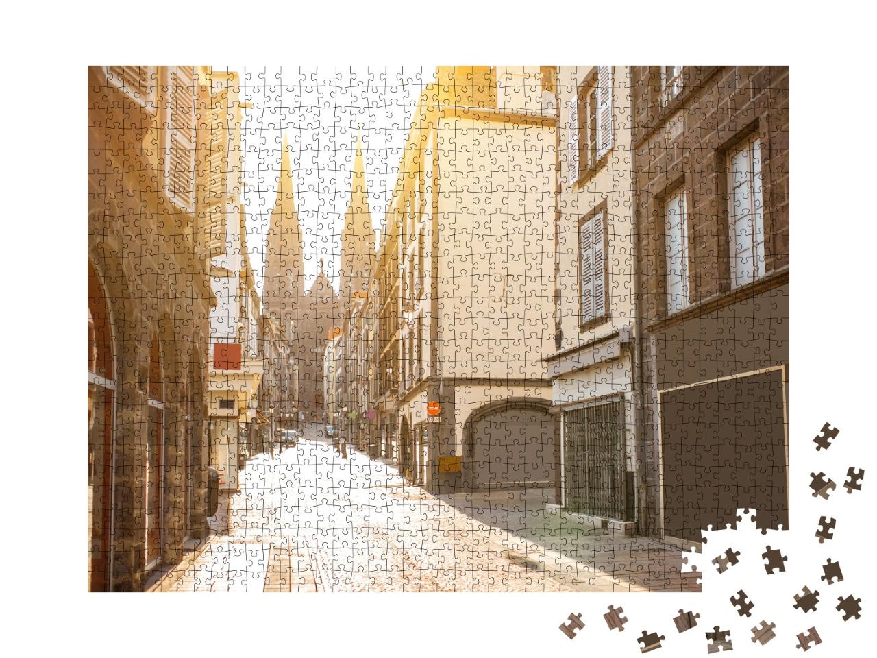 Puzzle de 1000 pièces « Vue de la rue avec la cathédrale dans la lumière du matin dans la ville de Clermont-Ferrand »