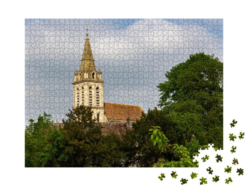 Puzzle de 1000 pièces « Le clocher de l'église Saint-Christophe est visible depuis de nombreux endroits à Cergy, en France. »