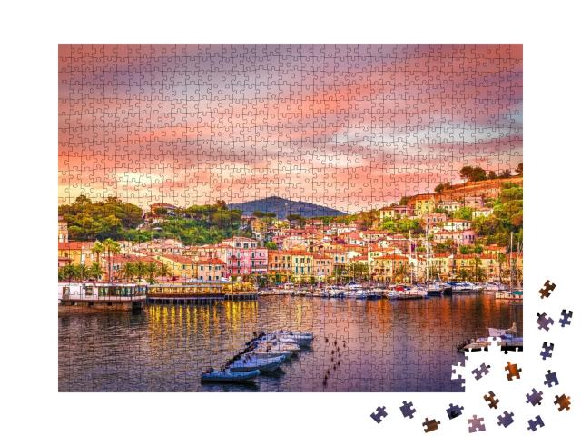 Puzzle de 1000 pièces « Port et village de Porto Azzurro au coucher du soleil, Île d'Elbe, Italie »