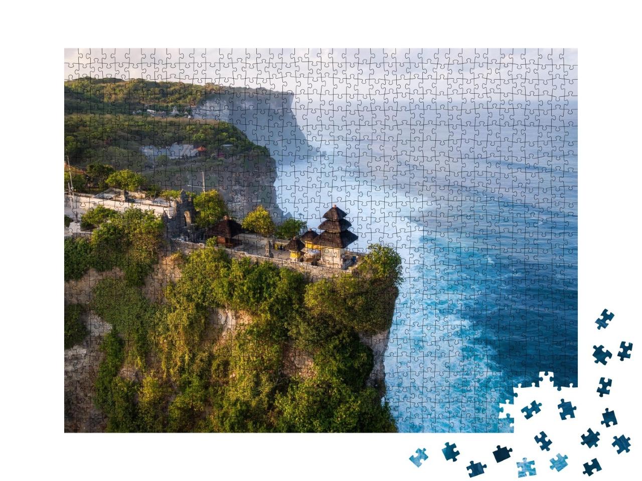 Puzzle de 1000 pièces « Vue aérienne : Lever de soleil sur Luhur Uluwatu à Bali, Indonésie »