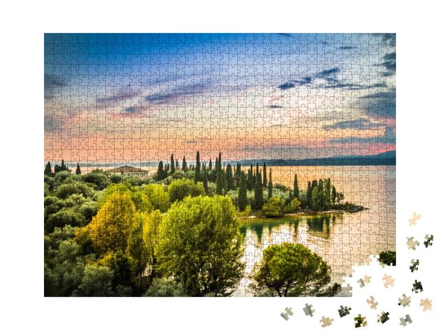 Puzzle de 1000 pièces « Beau coucher de soleil sur le lac de Garde, Italie »
