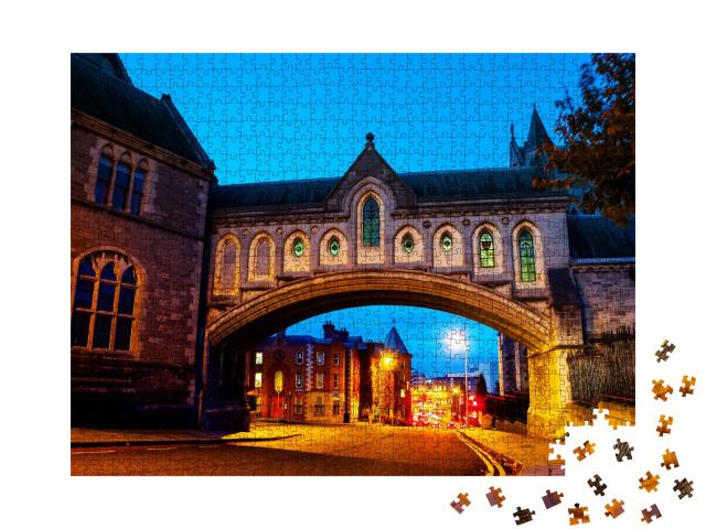 Puzzle de 1000 pièces « Dublin, Irlande : arche illuminée de la cathédrale Christ Church de nuit »