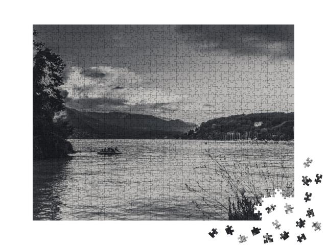 Puzzle de 1000 pièces « Les Iles des Cygnes au coucher du soleil sur le lac d'Annecy, Haute-Savoie »