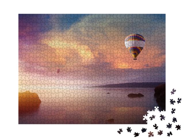 Puzzle de 1000 pièces « Montgolfières au coucher du soleil au-dessus de la mer calme »