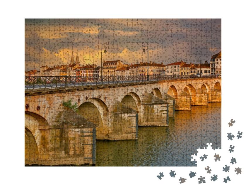 Puzzle de 1000 pièces « Le pont historique Saint-Laurent sur la rivière Soane »