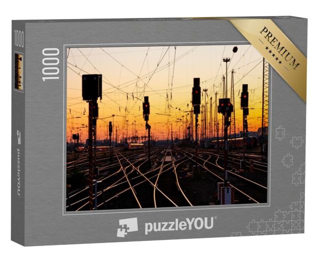 Puzzle de 1000 pièces « Rails de chemin de fer dans une grande gare au coucher du soleil »
