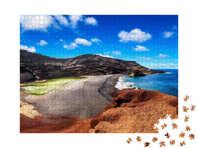 Puzzle de 1000 pièces « Cratère de volcan avec son lac vert près d'El Golfo, île de Lanzarote, Espagne »