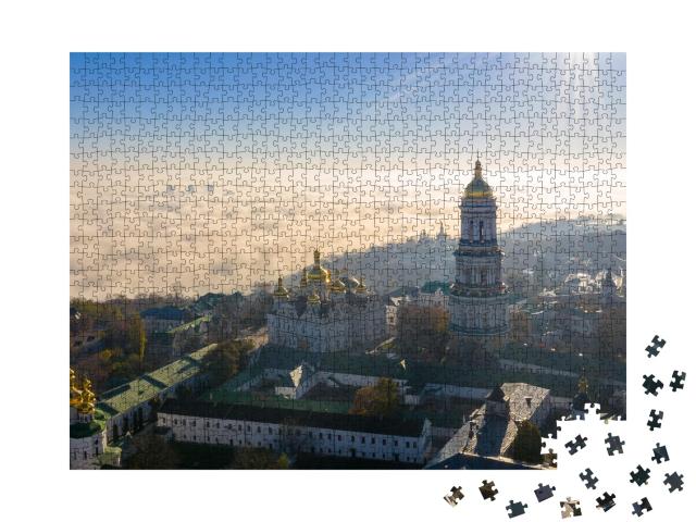Puzzle de 1000 pièces « Vue aérienne du monument Terre Mère dans la brume, lever de soleil à Kiev, Ukraine »
