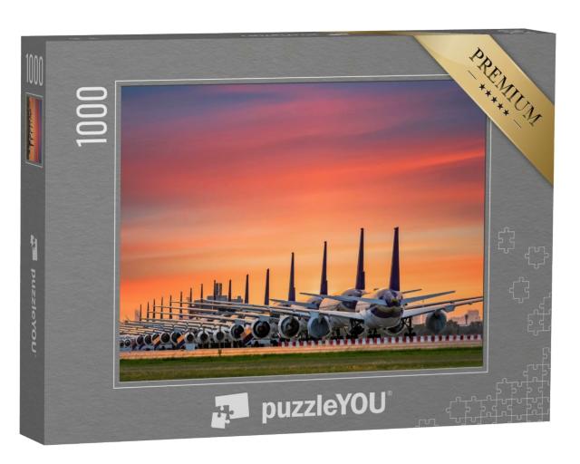 Puzzle de 1000 pièces « Flotte d'avions en stationnement à l'aéroport du soir »