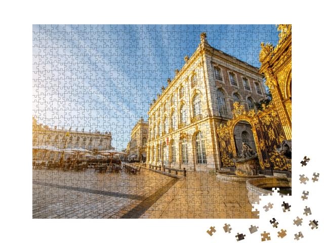 Puzzle de 1000 pièces « Vue matinale de la place Stanislas avec la Porte Dorée dans la vieille ville de Nancy, France »