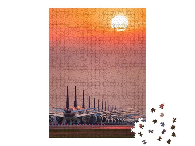 Puzzle de 1000 pièces « Des avions parfaitement garés au coucher du soleil »