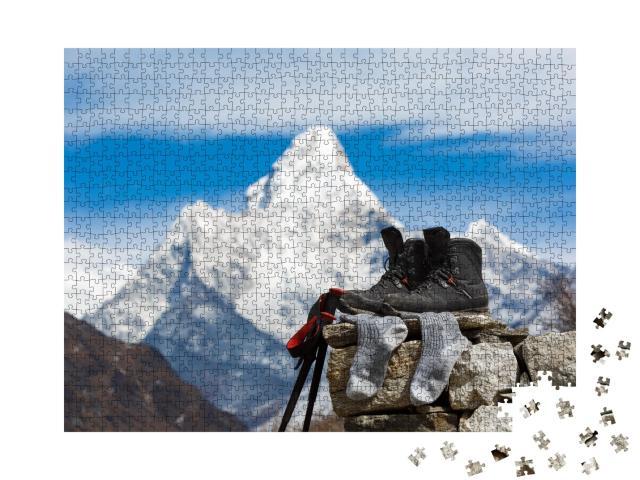 Puzzle de 1000 pièces « Chaussures de randonnée séchant au soleil devant le mont Ama Dablam, Népal »