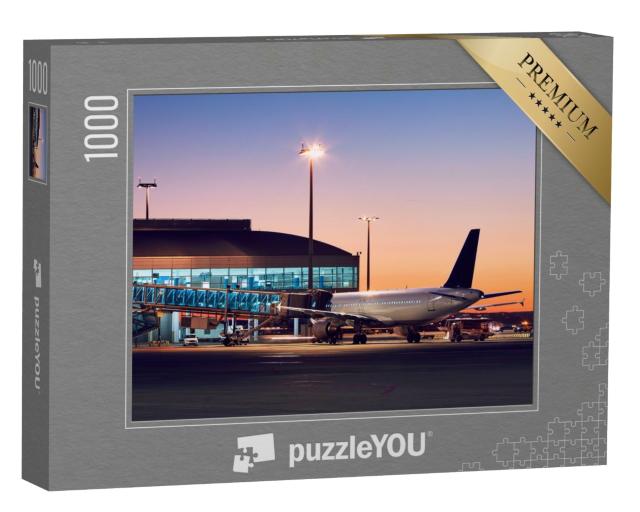 Puzzle de 1000 pièces « Préparation de l'avion avant le vol dans le ciel du soir »