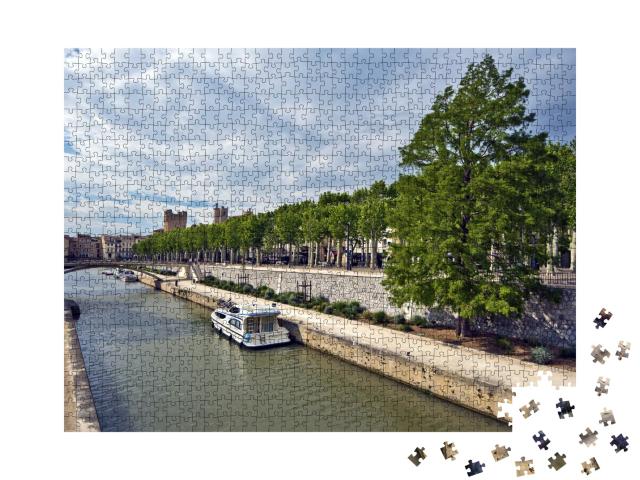 Puzzle de 1000 pièces « Vue du canal de la Robine sur le centre historique de la ville de Narbonne, Languedoc-Roussillon »