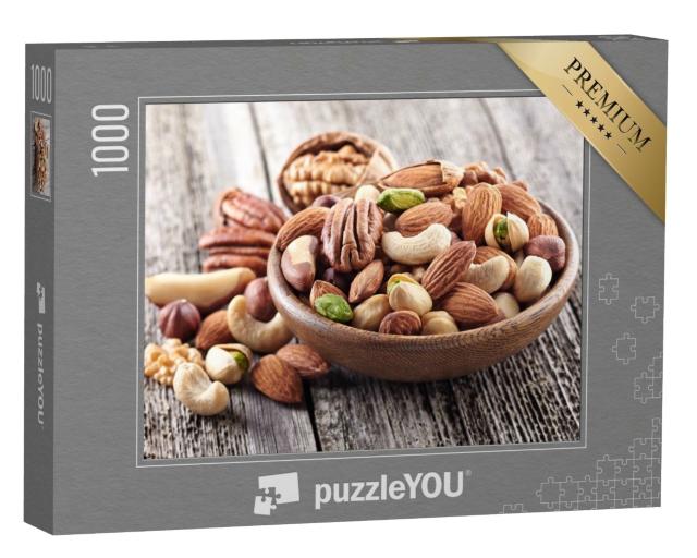 Puzzle de 1000 pièces « Mélange de noix dans une assiette en bois »