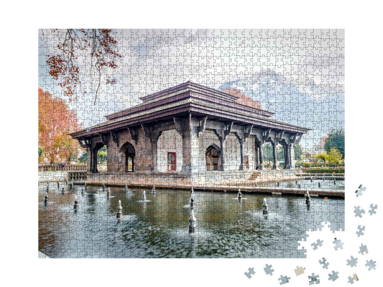 Puzzle de 1000 pièces « Bâtiment du patrimoine moghol dans le jardin de Shalimar Bagh au Cachemire »