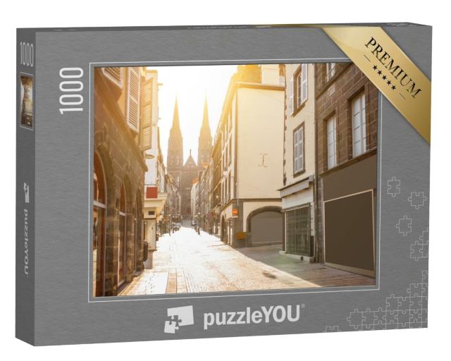 Puzzle de 1000 pièces « Vue de la rue avec la cathédrale dans la lumière du matin dans la ville de Clermont-Ferrand »