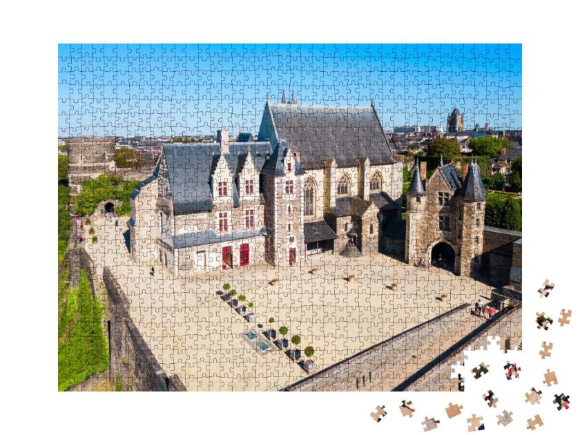 Puzzle de 1000 pièces « Le Château d'Angers est un château situé dans la ville d'Angers, dans la vallée de la Loire »