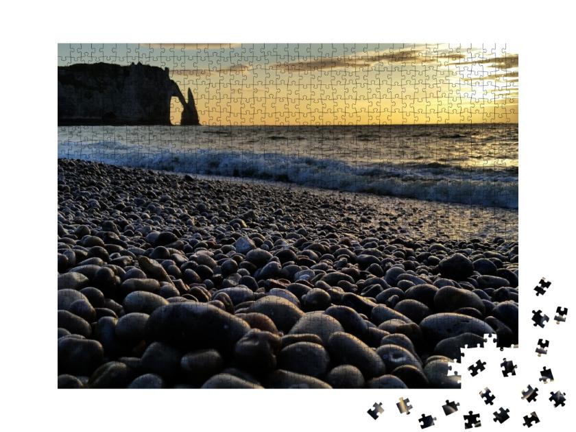 Puzzle de 1000 pièces « Galets sur la plage en Normandie - beau coucher de soleil »