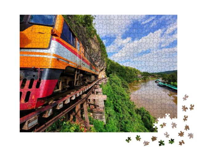 Puzzle de 1000 pièces « Train sur la ligne de la mort de la grotte de Krasae à la ville de Kanchanaburi, Thaïlande »
