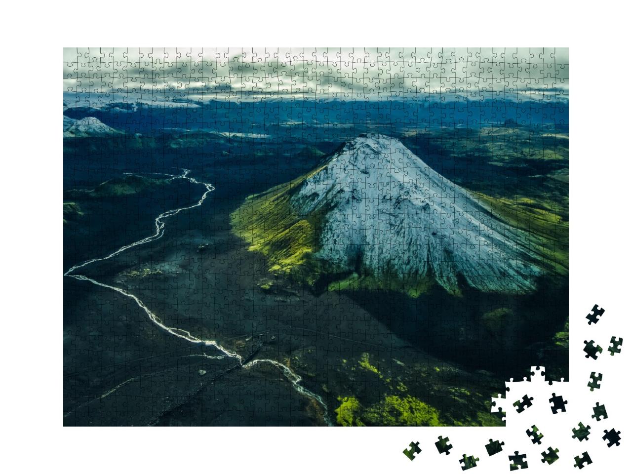 Puzzle de 1000 pièces « Vue aérienne d'une rivière près d'un volcan enneigé en Islande »