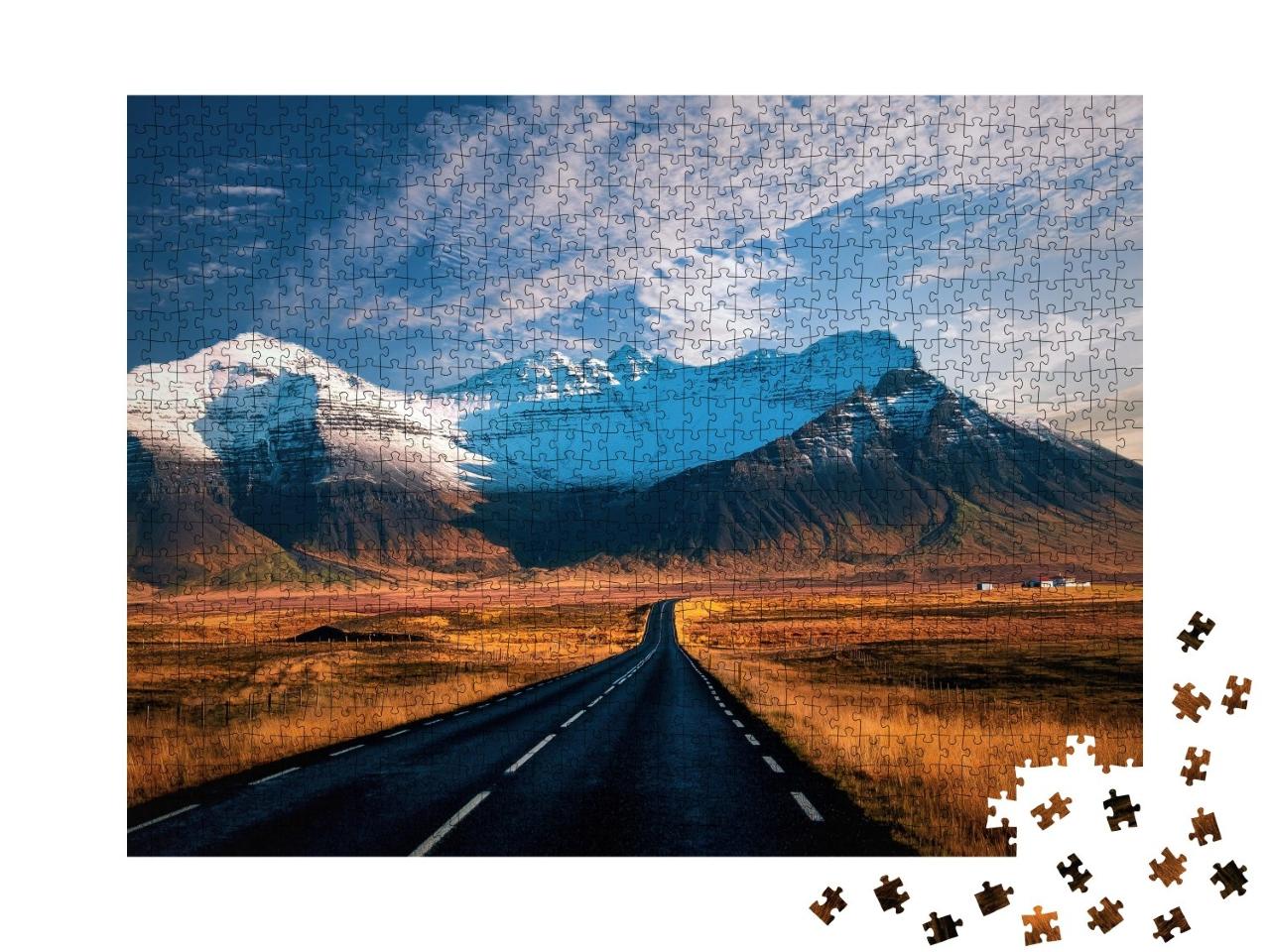 Puzzle de 1000 pièces « De belles montagnes avec des ciels dramatiques le long de la route circulaire, route 1 en Islande »
