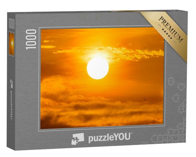 Puzzle de 1000 pièces « Vol de petits oiseaux dans un lever de soleil doré »