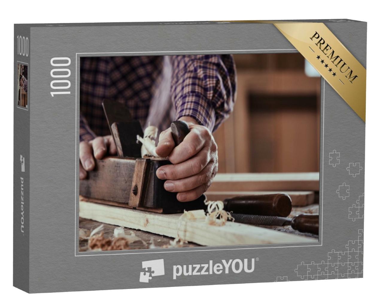 Puzzle de 1000 pièces « Un menuisier en train de raboter une planche de bois »