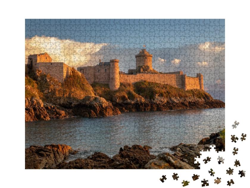 Puzzle de 1000 pièces « Le Fort la latte (Bretagne, France) au lever du soleil »