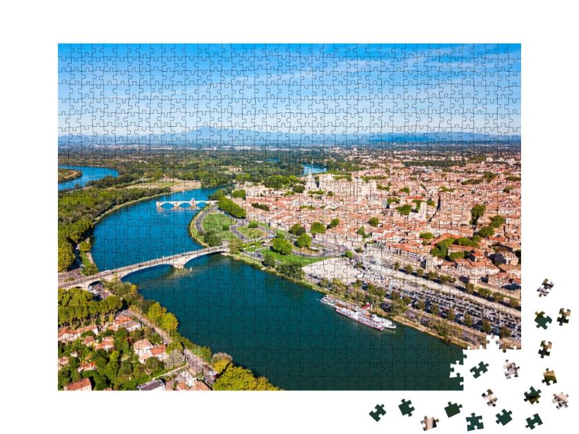 Puzzle de 1000 pièces « Vue panoramique du Rhône vue du ciel à Avignon. Avignon est une ville située sur le Rhône »