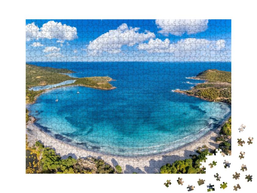 Puzzle de 1000 pièces « Vue aérienne montrant la Baie de Rondinara en Corse, France »