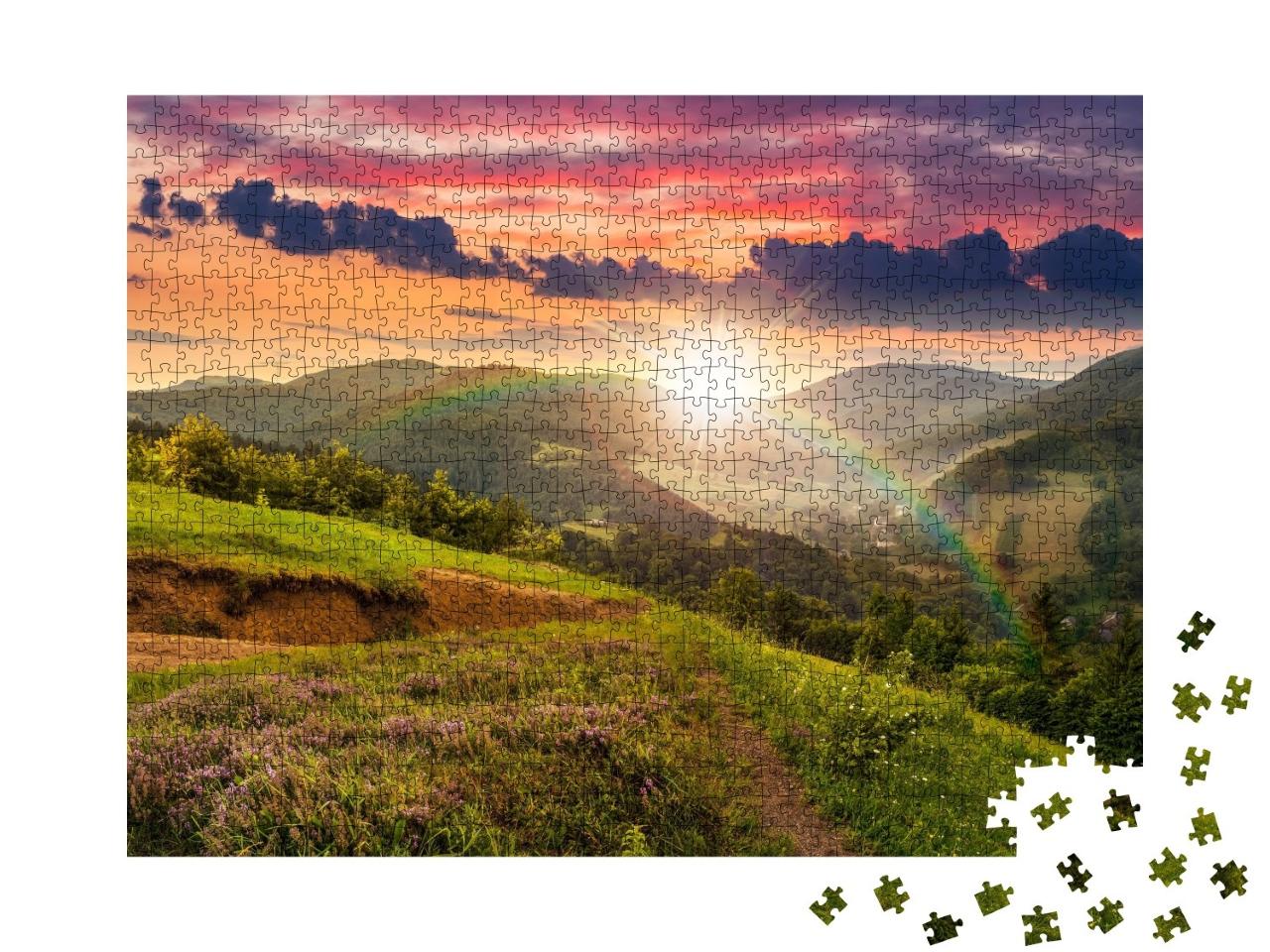 Puzzle de 1000 pièces « Arc-en-ciel au coucher du soleil sur des collines boisées »