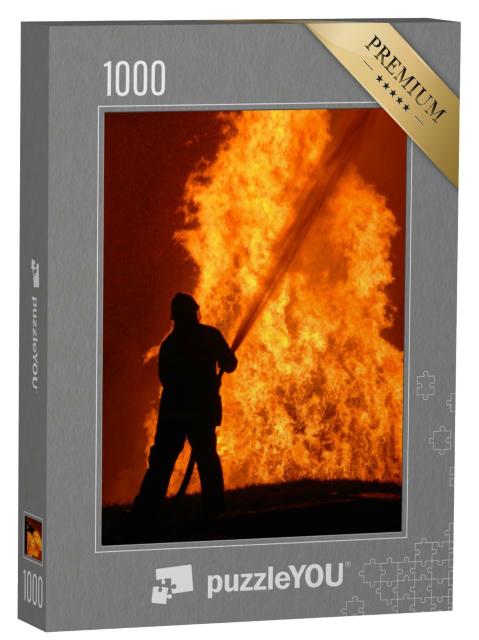 Puzzle de 1000 pièces « Un pompier solitaire qui lutte contre le feu »
