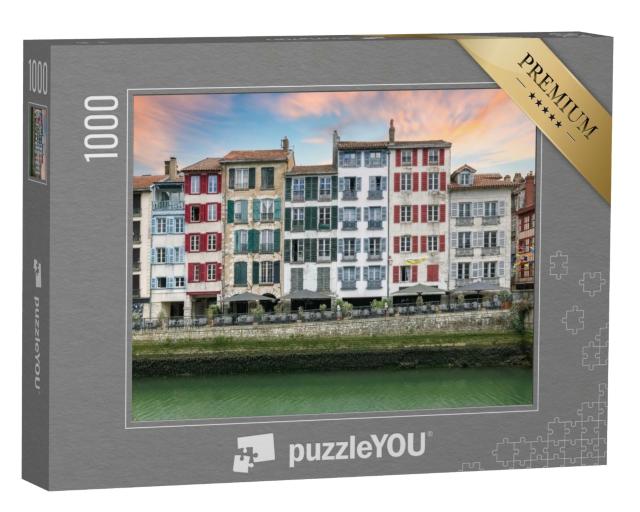 Puzzle de 1000 pièces « Bayonne au Pays basque, façades typiques au bord de la rivière Nive »