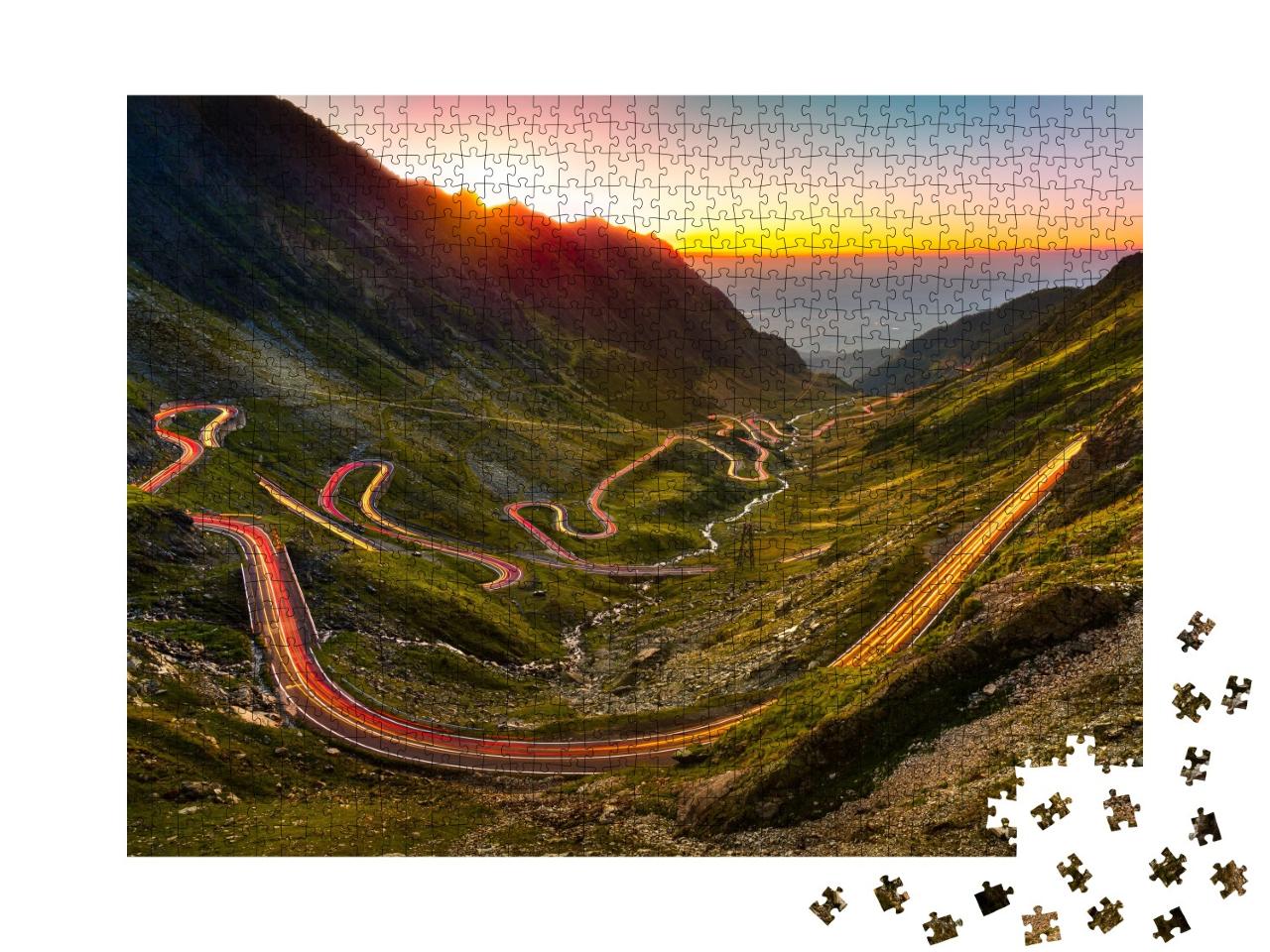 Puzzle de 1000 pièces « Le col du Transfagarasan au coucher du soleil en Roumanie »