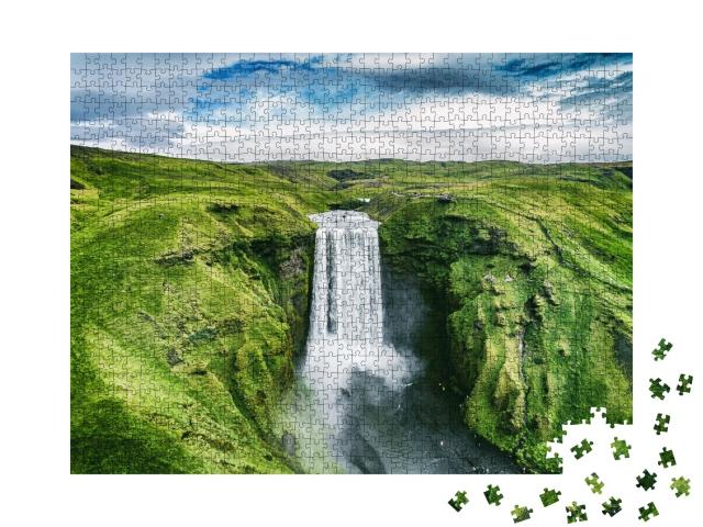 Puzzle de 1000 pièces « Islande : la chute d'eau Skogafoss au cœur de la nature »