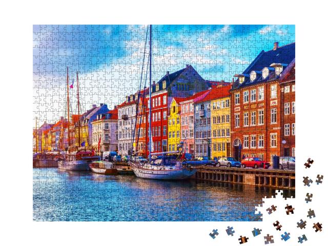 Puzzle de 1000 pièces « Coucher de soleil avec vue sur la jetée de Nyhavn : bateaux, yachts et maisons colorées »
