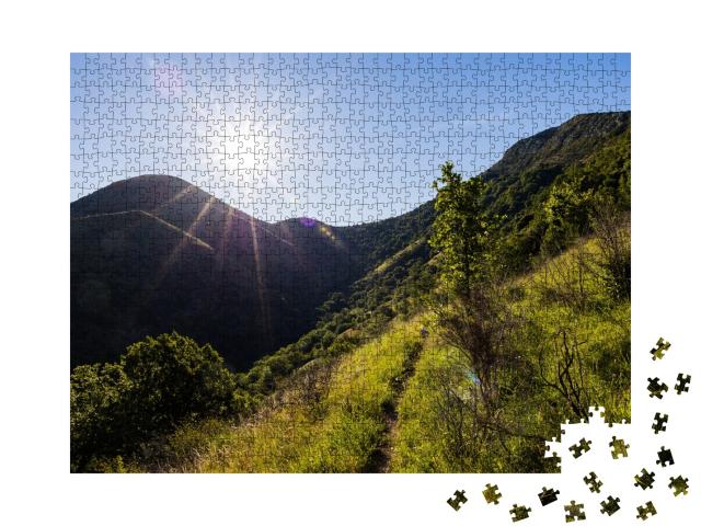 Puzzle de 1000 pièces « Un soleil radieux sur le sentier du Ranc de Banes, près de Sumène, dans le sud des Cévennes »