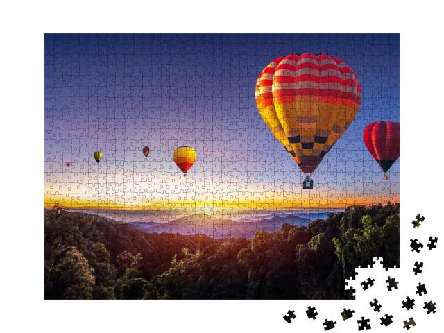 Puzzle de 1000 pièces « Des montgolfières survolent la montagne à Dot Inthanon à Chiang Mai, Thaïlande »