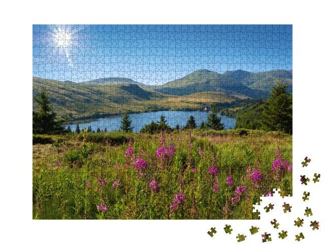 Puzzle de 1000 pièces « Vue sur le lac de Guéry en été avec les montagnes du Sancy »