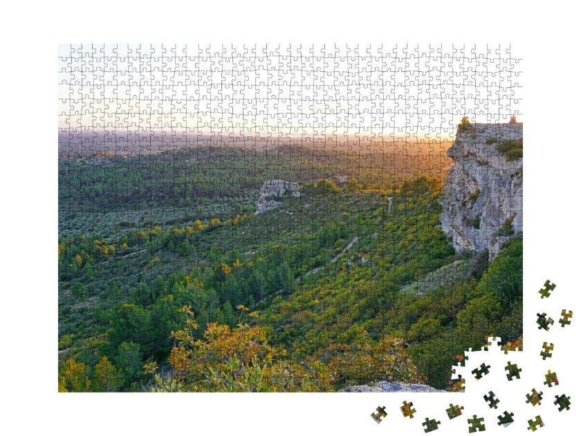Puzzle de 1000 pièces « Vallée des Alpilles en contrebas de la ville fortifiée historique des Baux-de-Provence »