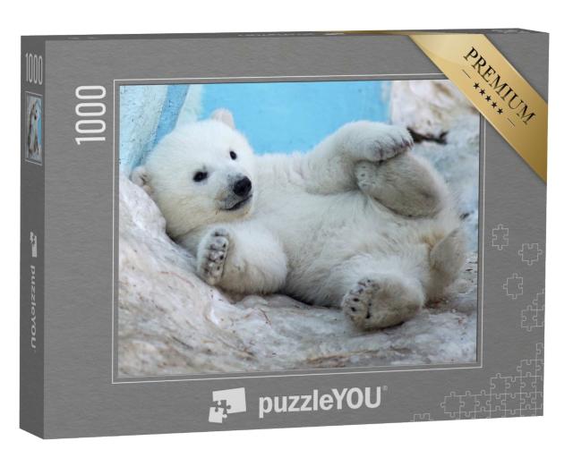 Puzzle de 1000 pièces « Un ourson polaire est couché sur le dos dans la neige »