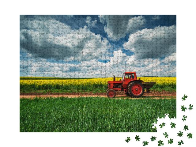 Puzzle de 1000 pièces « Tracteur rouge avec remorque devant un champ de colza, Oxfordshire »