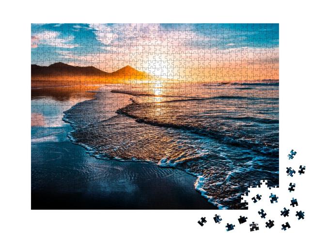Puzzle de 1000 pièces « Coucher de soleil sur les douces vagues de la plage »