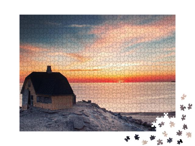 Puzzle de 1000 pièces « Coucher de soleil dans le nord du Jutland : maison danoise jaune avec vue sur la mer »