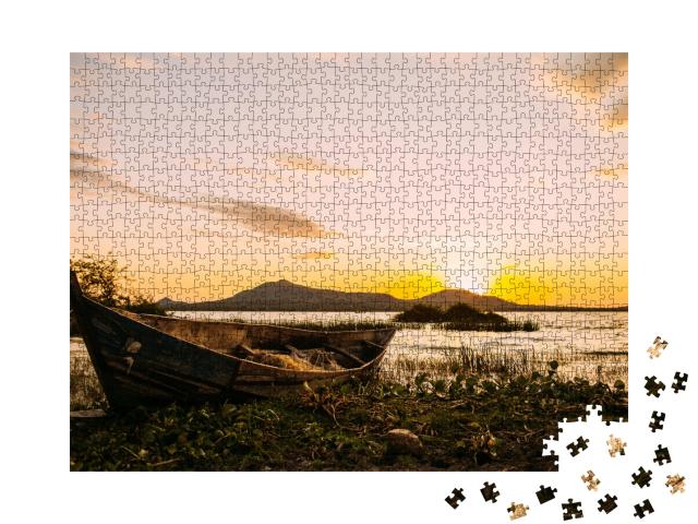 Puzzle de 1000 pièces « Bateau de pêche africain au bord du lac Victoria dans la lumière du soir, Kenya »